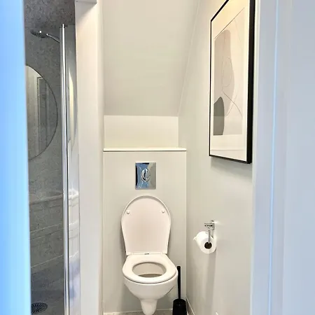 Апартаменты 4 Bedroom Newly Renovated *